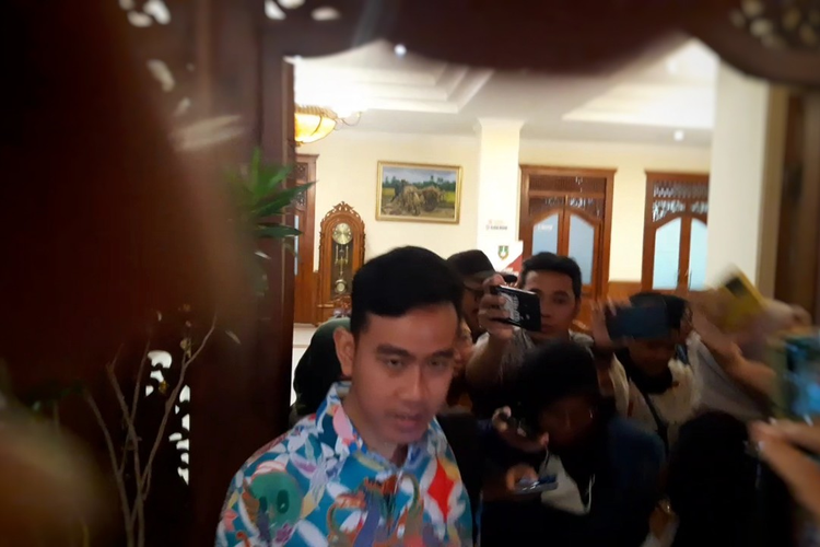 Calon wakil presiden nomor urut dua Gibran Rakabuming Raka di Solo, Jawa Tengah, Jumat (8/12/2023).