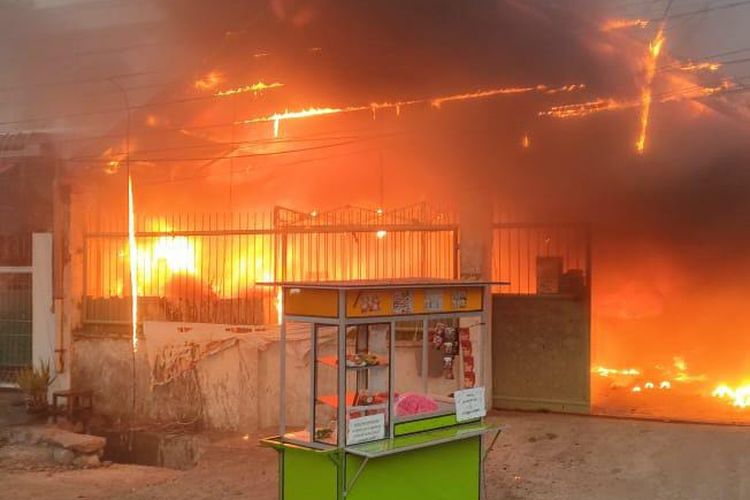 Kebakaran sebuah rumah di Benowo, Surabaya, Jawa Timur, Sabtu (21/9/2024).
