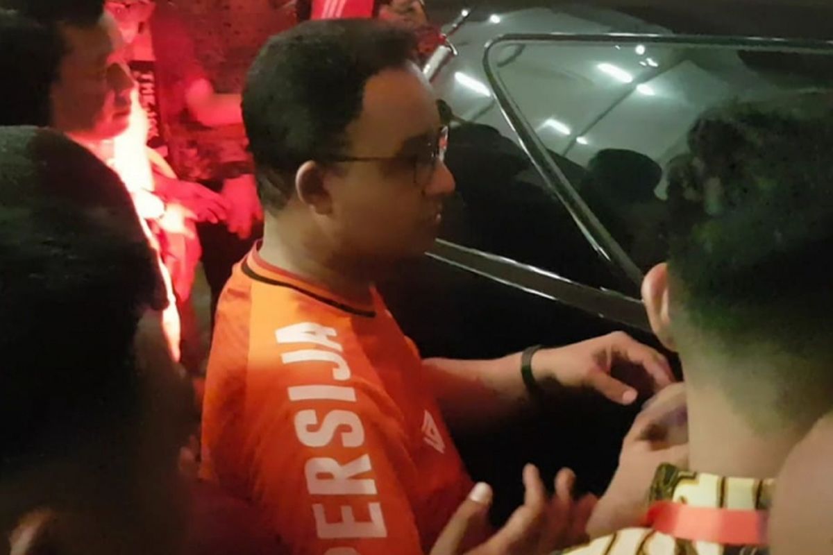 Gubernur DKI Jakarta Anies Baswedan meninggalkan Stadion Utama Gelora Bung Karno selepas pertandingan antara Persija Jakarta dan Mitra Kukar, Minggu (9/12/2018).