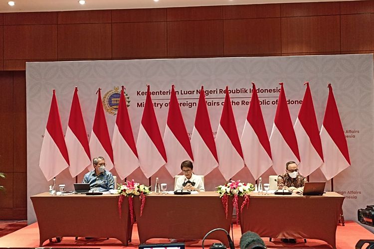 Menteri Luar Negeri (Menlu) Retno L P Marsudi dalam konferensi pers di Gedung Nusantara Kementerian Luar Negeri, Jakarta, Kamis (13/10/2022). 