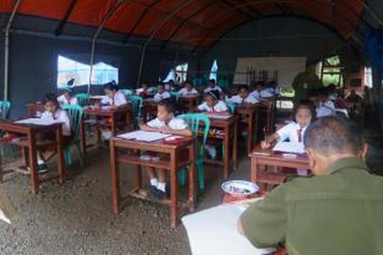 Siswa peserta Ujian Nasional (UN) korban bencana jebolnya bendungan Wai Ela di Desa Negeri Lima Kecamatan Leihitu Kabupaten Maluku Tengah, saat mengikuti UN di tenda darurat, di desa itu, Senin (19/5/2014) 