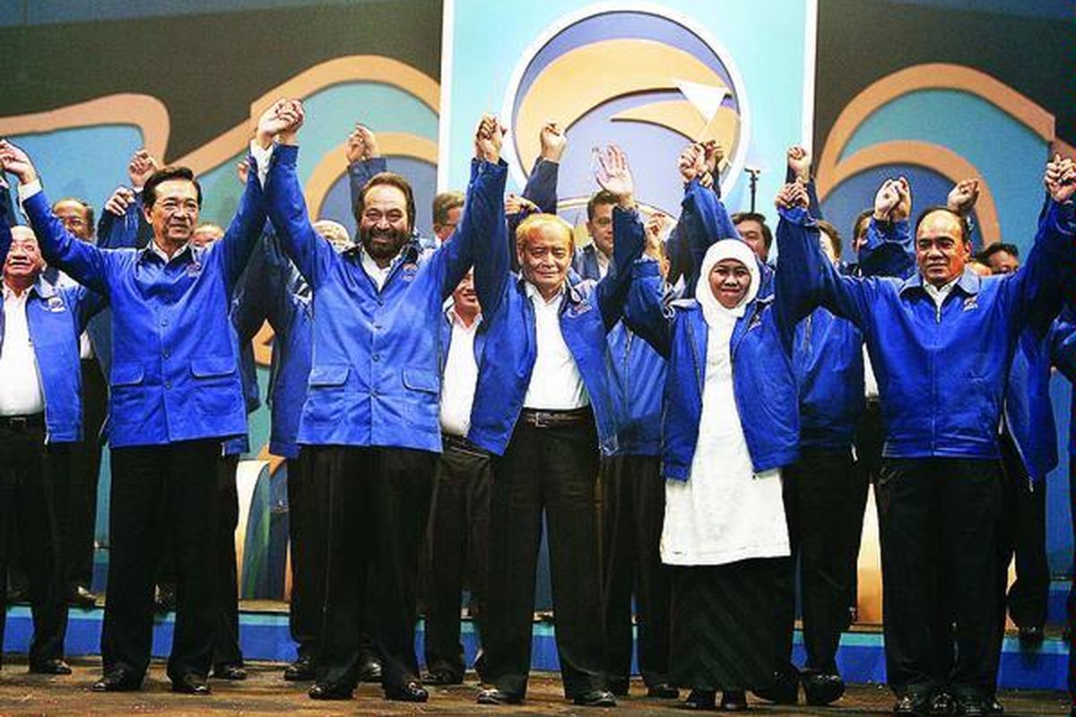 Tokoh Nasional yang tergabung dalam Organisasi Kemasyarakatan Nasional Demokrat, (dari kiri ke kanan) Sultan Hamengku Buwono X, Surya Paloh, Syafii Maarif, Khofifah Indar Parawansa, dan Siswono Yudo Husodo, mengangkat tangan dalam deklarasi di Istora Senayan, Jakarta, Senin (1/2). Acara ini juga dihadiri Ketua Dewan Pertimbangan Pusat PDI-P Taufiq Kiemas, Ketua Umum DPP PDI-P Megawati Soekarnoputri, mantan Wakil Presiden Jusuf Kalla, Ketua Umum DPP Partai Hanura Wiranto, dan mantan Ketua DPR Akbar Tandjung. 