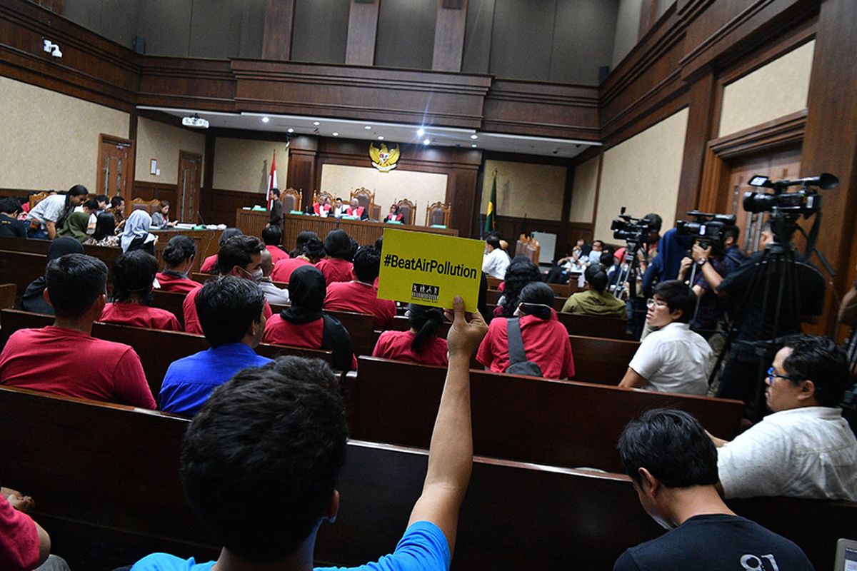 Sejumlah warga mengikuti sidang perdana gugatan terkait polusi udara Jakarta di Pengadilan Negeri Jakarta Pusat, Jakarta, Kamis (1/8/2019). Sidang gugatan oleh sejumlah LSM yang tergabung dalam Gerakan Inisiatif Bersihkan Udara Koalisi Semesta yang ditujukan kepada Presiden Joko Widodo, Menteri LHK Siti Nurbaya, Menkes Nila Moeloek, Mendagri Tjahjo Kumolo, Gubernur DKI Jakarta Anies Baswedan, Gubernur Jawa Barat Ridwan Kamil, dan Gubernur Banten Wahidin Halim tersebut ditunda karena  berkas dan dokumen surat kuasa hukum dari penggugat belum lengkap.