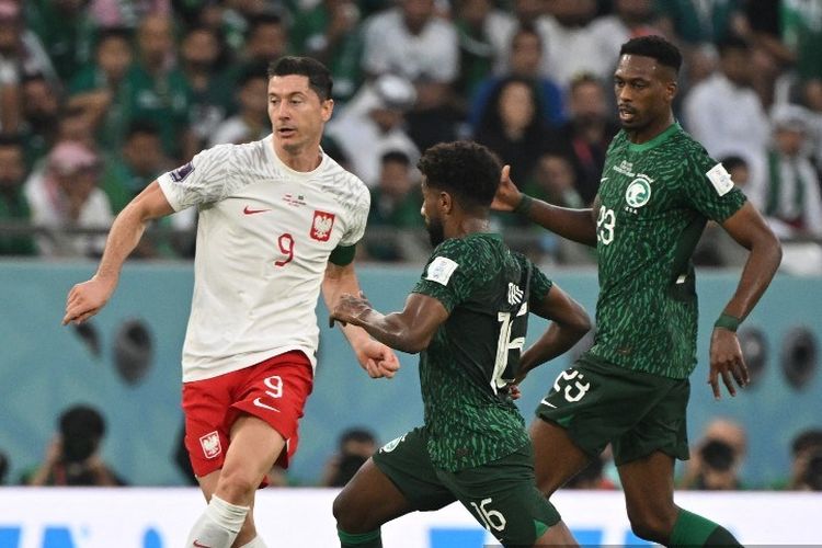 Penyerang Polandia, Robert Lewandowski, kala beraksi dalam laga Grup C Piala Dunia 2022 versus Arab Saudi di Stadion Al-Rayyan, 26 November 2022.