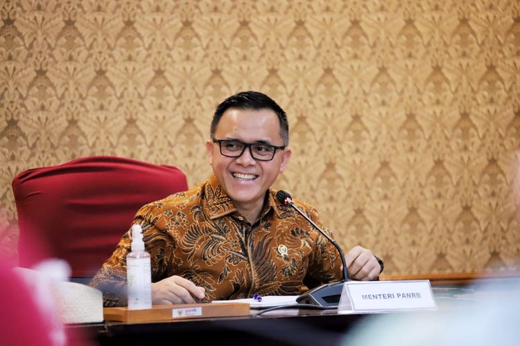 Menteri Pendayagunaan Aparatur Negara dan Reformasi Birokrasi (Menpan-RB) Abdullah Azwar Anas saat mengikuti rapat pembahasan rancangan peraturan pemerintah (RPP) tentang manajemen aparatur sipil negara (ASN) di Jakarta, Selasa (23/1/2024).