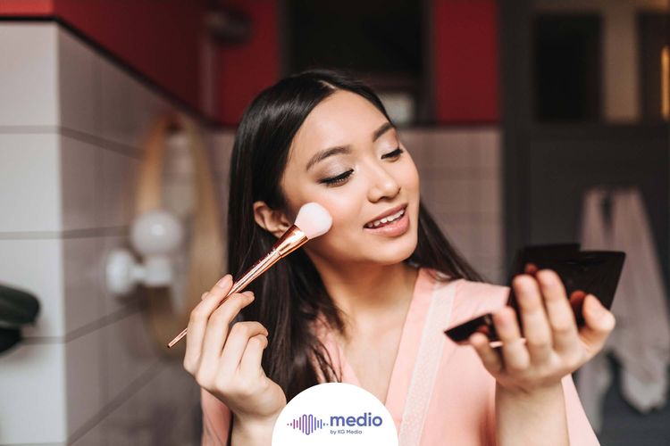 Kita juga bisa menentukan penggunaan make up melalui undertone kulit.