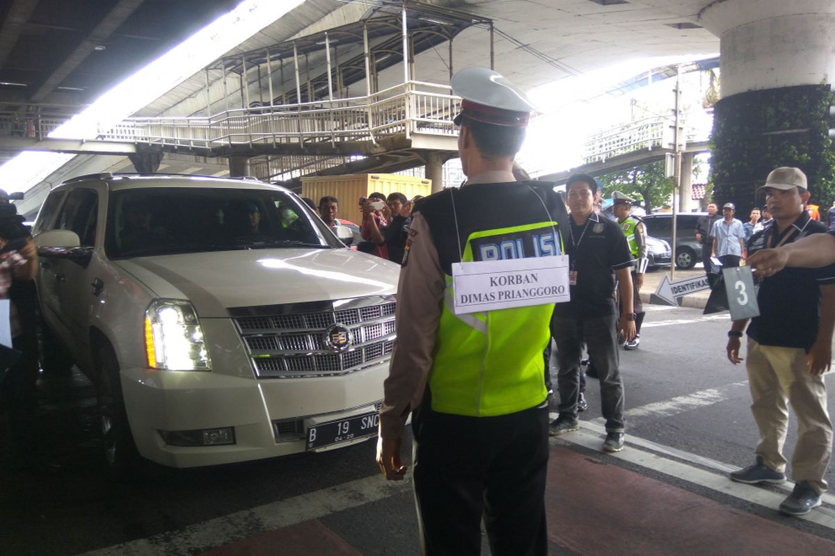 Rekonstruksi penyeretan polantas di Matraman, Jakarta Timur, Kamis (1/2/2018)