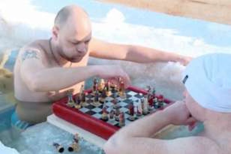 Para pria Rusia gemar bermain catur sambil berendam di danau berisi air es demi menggenjot stamina dan konsentrasi.