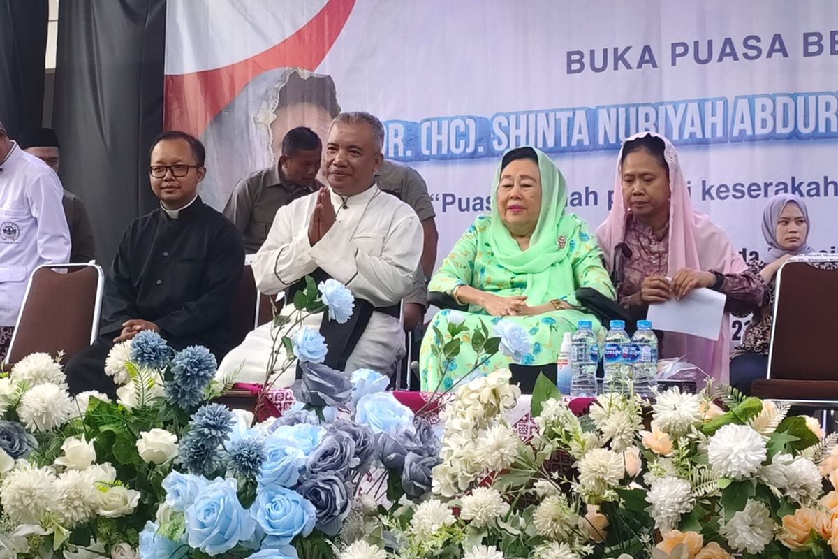 Sinta Nuriyah Wahid, istri almarhum Presiden RI ke-4 Abdurrahman Wahid (Gus Dur), buka puasa bersama warga di sekitar Pastoran Gereja Santa (St) Maria Bunda Penasihat Baik, Kalurahan Wates, Kapanewon Wates, Kabupaten Kulon Progo, Daerah Istimewa Yogyakarta.