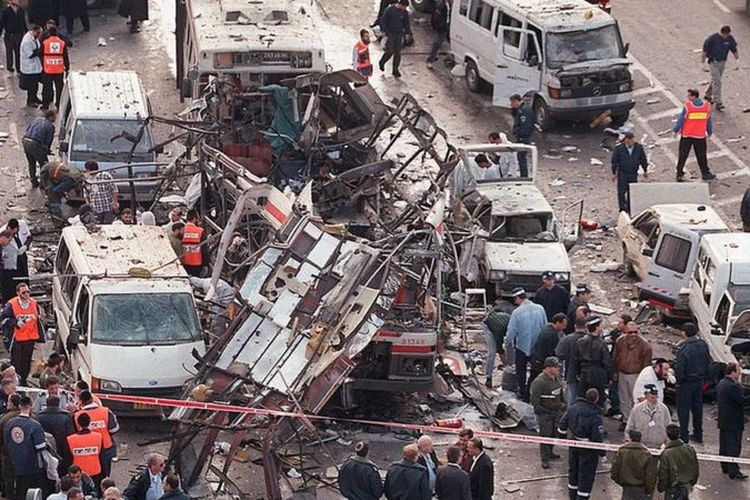 Hamas mengaku berada di balik pengeboman bunuh diri di dalam bus di Yerusalem pada Februari 1996 yang menewaskan 26 orang.