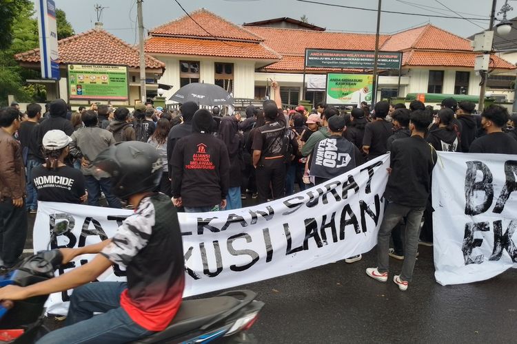 Ratusan warga Dago Elos menggeruduk Pengadilan Negeri (PN) Bandung, Kota Bandung, Jawa Barat menolaknya lahannya di eksekusi, Selasa (20/2/2024)