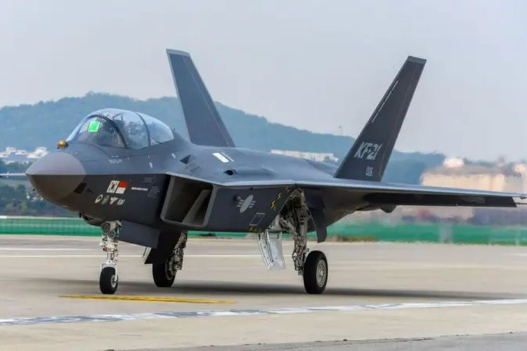 Jet tempur KF-21 Korea Selatan mendarat setelah demonstrasi udara selama Pameran Dirgantara dan Pertahanan Internasional Seoul (ADEX) 2023.