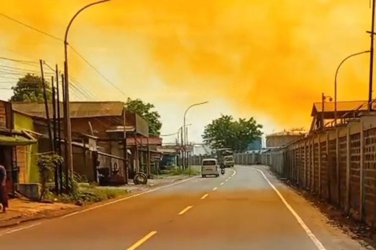 Asap kuning tebal dari PT VTM, Cilegon, Banten membumbung tinggi menyebabkan puluhan orang mengalami gangguan pernafasan, Sabtu (31/1/2026). BRIN menyampaikan, kebocoran gas asam nitrat di Cilegon sangat berbahaya bagi kesehatan dan lingkungan. Penetralan harus segera dilakukan.