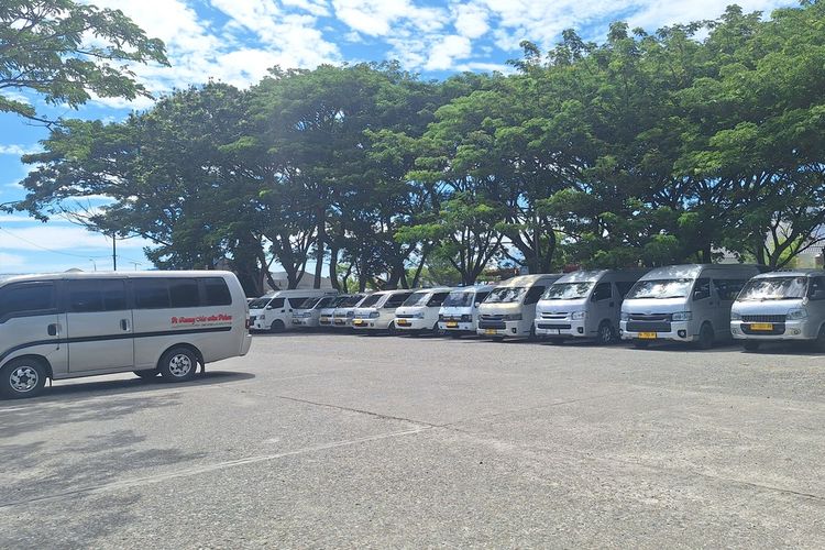 Mobil angkutan umum Antar Kota Dalam Provinsi (AKDP) di terminal Batoh, Kota Banda Aceh, Selasa (19/8/2025).