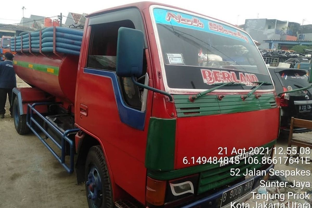 Sebuah truk sedot WC yang kedapatan membuang limbah domestik di Jalan I Gusti Ngurah Rai, Klender, Duren Sawit, Jakarta Timur, telah ditindak karena melanggar Peraturan Daerah (Perda).