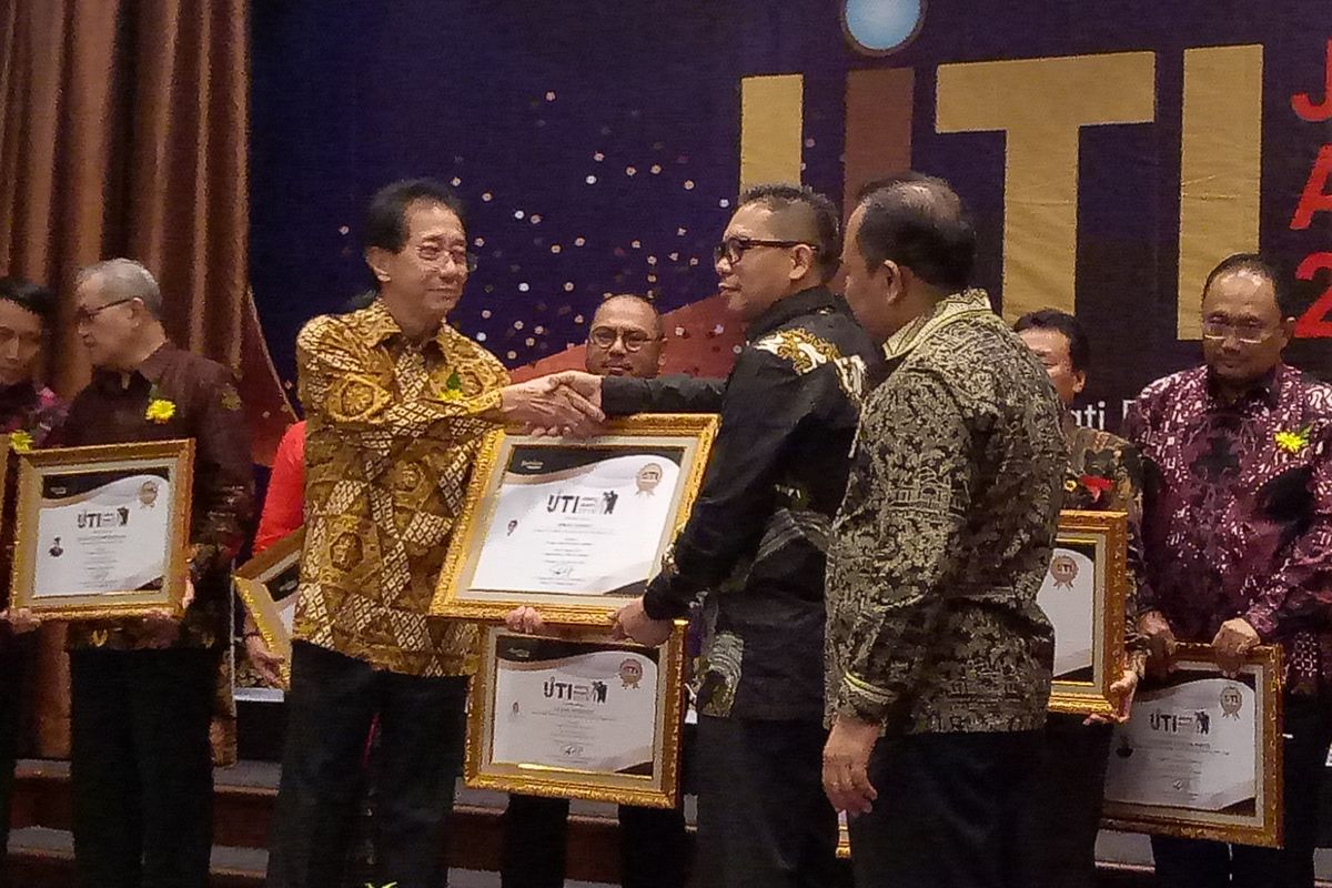 Ditektur Utama PT industri Jamu dan Farmasi Sido Muncul Irwan Hidayat menerima penghargaan dari IJTI Pengda Jateng, di Aula Poncowati, Patra Concention Hotel, Kota Semarang, Jumat (6/9/2019)