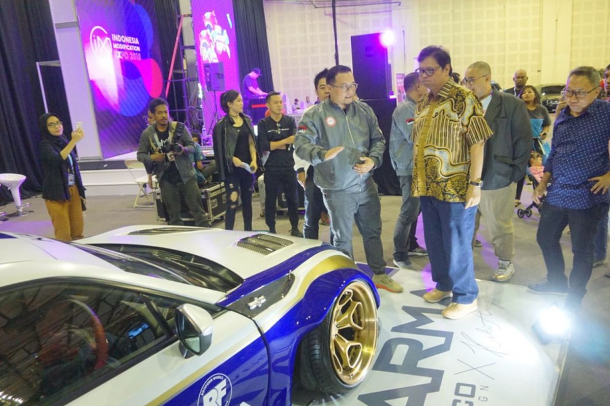 Menteri Perindustrian Airlangga Hartarto berkunjung ke pameran IMX 2018