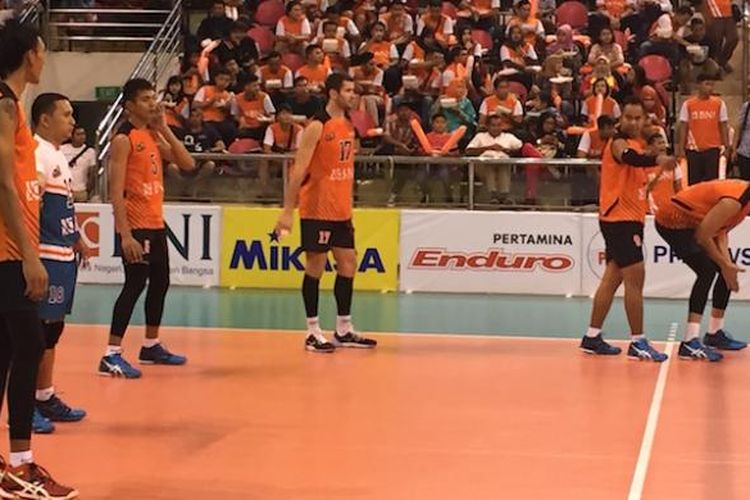 Para pemain tim putra Jakarta BNI Taplus bersiap menerima servis saat menghadapi Batam Sindo BVN pada hari pertama Seri III Putaran Pertama Proliga 2017 di GOR Temenggung Abdul Jamal, Batam, Jumat (20/2/2017).