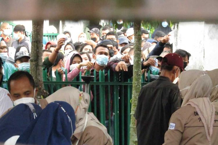 Ribuan warga berkerumun saat mendatangi lokasi vaksinasi di Komplek Dinas Kesehatan Provinsi Lampung, Sabtu (3/7/2021) pagi.