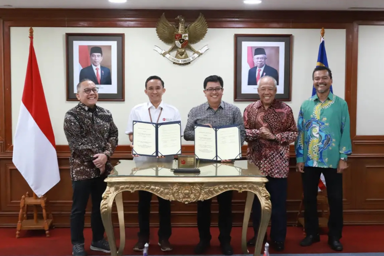 Badan Riset dan Inovasi Nasional (BRIN) melakukan penandatanganan Memorandum of Understanding (MoU) dengan Malaysian Industry-Government Group for High Technology (MIGHT) di Gedung BJ Habibie, Jakarta, Rabu (19/6/2024). 