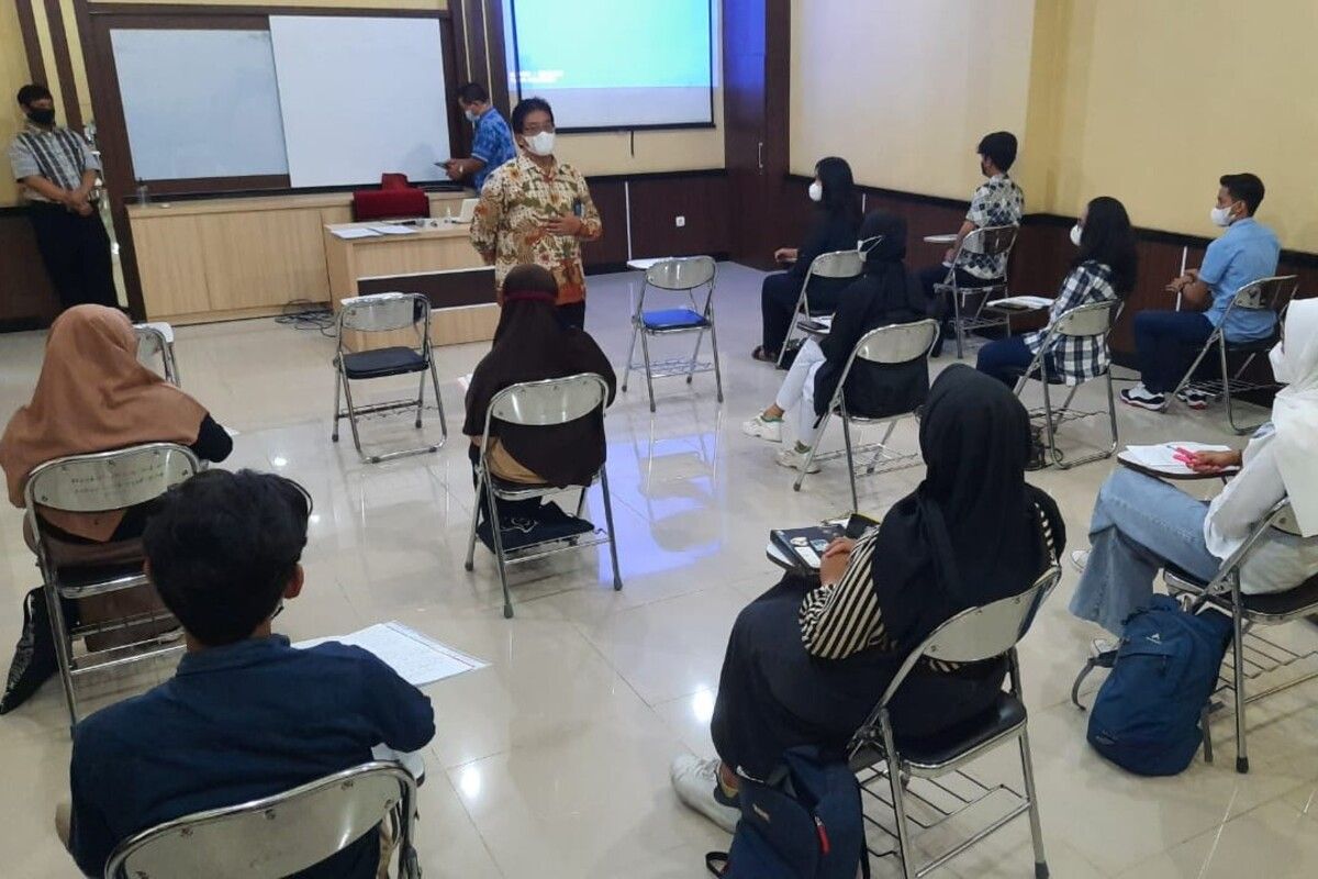 Rektor UNS Solo Jamal Wiwoho meninjau pelaksanaa  uni coba kuliah tatap muka di kampus setempat, Rabu (7/4/2021).