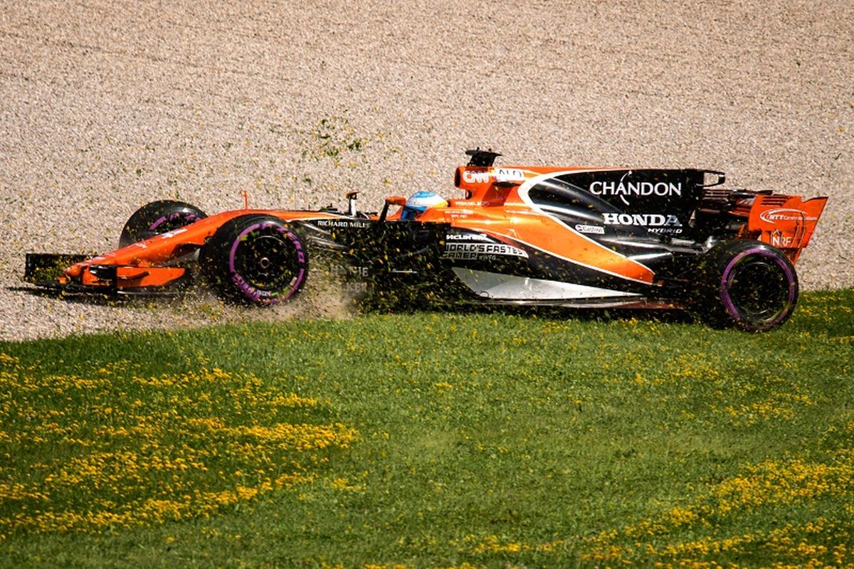 Pebalap McLaren, Fernando Alonso, tergelincir ke luar trek saat menjalani sesi latiha kedua GP Austria di Red Bull Ring, Spielberg, Jumat (7/7/2017).