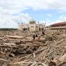 Kemenhut Bersih-bersih Gelondongan Kayu Terbawa Arus Banjir di Sumatera