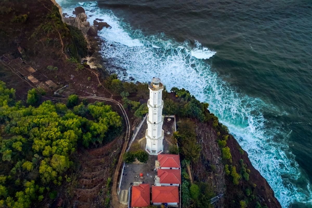 Mercusuar di Pantai Baron, Gunungkidul, Yogyakarta
