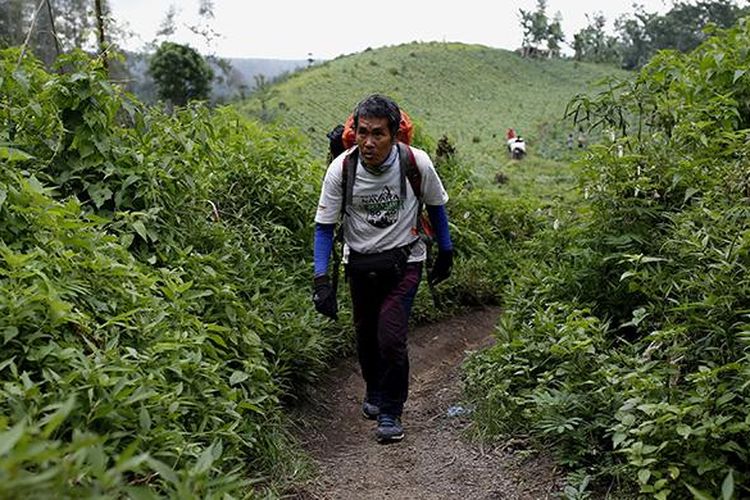 Pendaki gunung marathon solo Willem Sigar Tasiam memulai pendakian Gunung Raung, Jawa Timur, Kamis (5/5/2016).