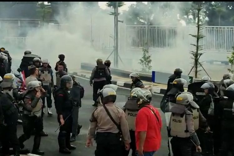 Polisi tembakan gas air mata untuk meredam suporter yang ingin masuk Stadion Jatidiri Semarang