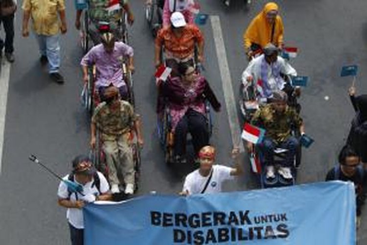 Peserta Karnaval Budaya Disabilitas menuju Bundaran Hotel Indonesia, Jalan MH Thamrin, Jakarta, Selasa (18/8/2015). Selain untuk memperingati Dirgahayu Ke-70 RI, peserta karnaval juga meminta agar DPR segera membahas dan mensahkan RUU Penyandang Disabilitas.