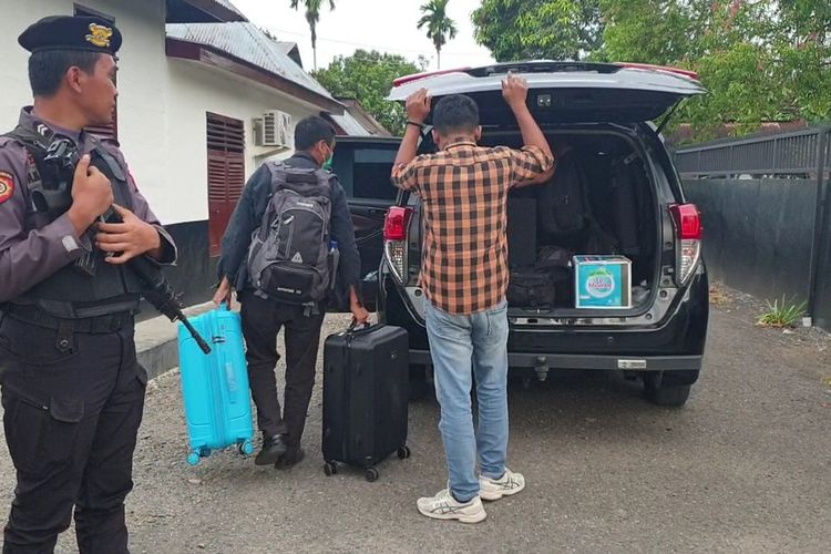 Dua koper berisi dokumen perusahaan dan 1 unit laptop, yang dibawa penyidik KPK, usai menggeledah kantor PT DNG (Dalihan Natolu Grup), milik Muhammad Akhirun Piliang alias Kirun, tersangka pemberi suap Kepala Dinas PUPR nonaktif Provinsi Sumut, Topan Ginting, Jumat (4/7/2025).