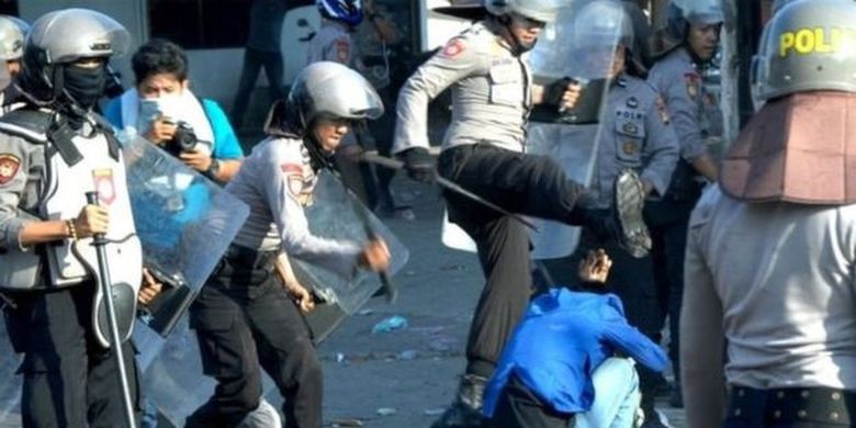 Polisi memukuli mahasiswa di depan kantor DPRD Sulawesi Selatan, Makassar, Selasa (24/09). 