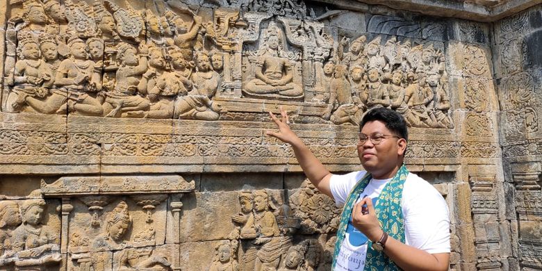 Louie Buana, salah satu tim ahli penyusun narasi legenda Borobudur UGM di Candi Borobudur menceritakan kisah relief di salah satu bagian Candi Borobudur. 