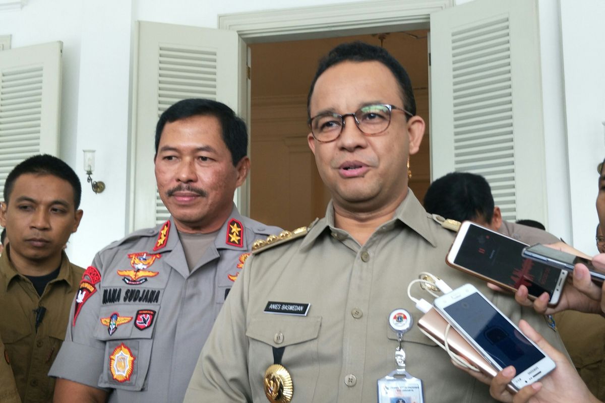 Kapolda Metro Jaya Irjen Pol Nana Sudjana dan Gubernur DKI Jakarta Anies Baswedan di Balai Kota DKI Jakarta, Jalan Medan Merdeka Selatan, Senin (17/2/2020).