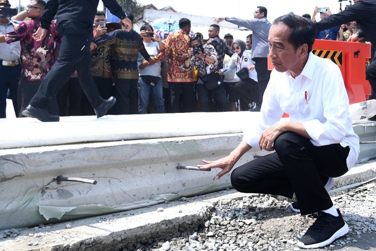 Presiden Joko Widodo saat mengecek perkembangan perbaikan jalan rusak di Kabupaten Lampung Tengah, Provinsi Lampung pada Jumat (27/10/2023).