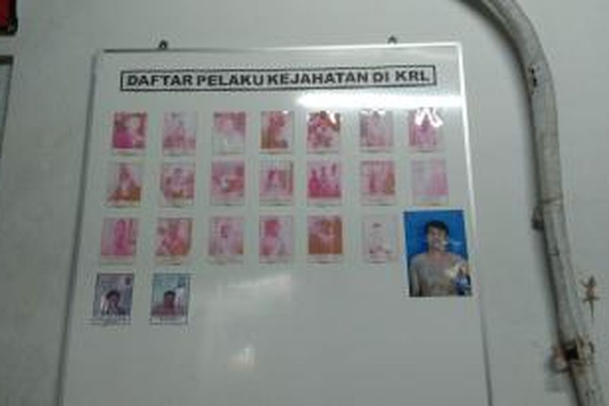 Foto-foto pelaku kejahatan di KRL dipajang di Stasiun Manggarai. 