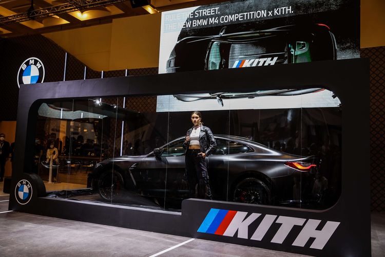 Mobil BMW M4 Competition x KITH saat peluncuran di ajang GIIAS 2021 di ICE, BSD, Tangerang Selatan, Kamis (11/11/2021). BMW M4 Competition x KITH diproduksi 150 unit di dunia dan menjadi satu satunya di Asia Tenggara.