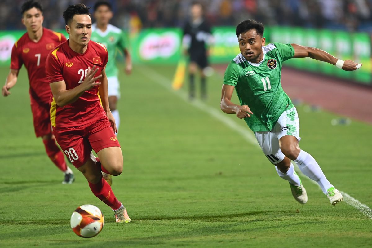 Pesepak bola Timnas Indonesia Saddil Ramdani (kanan) berebut bola dengan pesepak bola Timnas Vietnam Anh Bui Hoang Viet (kiri) dalam laga perdana Grup A Sepak Bola SEA Games 2021 di Stadion Viet Tri, Phu Tho, Vietnam, Jumat (6/5/2022). ANTARA FOTO/Aditya Pradana Putra/nym.