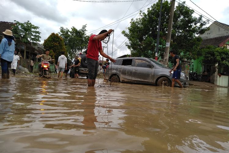 Komunitas IOF mengevakuasi mobil milik AM Pane yang terendam banjir di perumahan De Flamboyan di Kelurahan Tanjung Selamat, Kecamatan Medan Tuntungan pada Kamis malam hingga Jumat dini hari (4/12/2020).