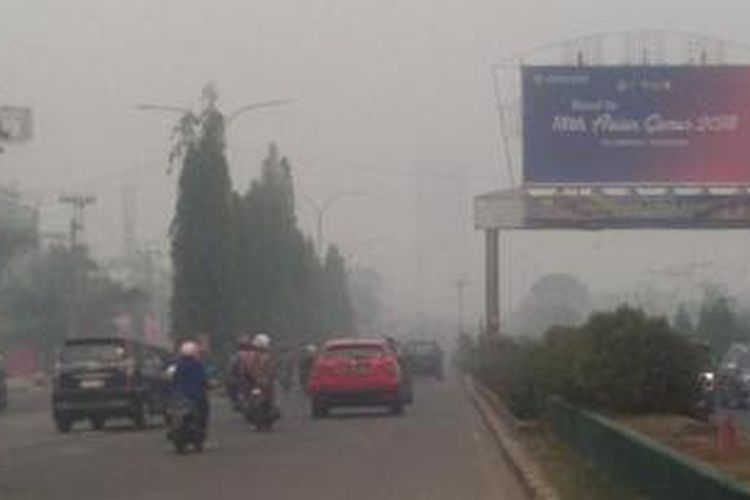 Kabut asap kembali menyelimuti Palembang, Sumatera Selatan, Selasa (10/11/2015). 