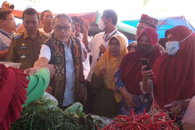 Mendag Zulhas saat memborong cabai merah di Pasar Cikpuan di Kota Pekanbaru, Riau, Senin (26/9/2022) pagi.