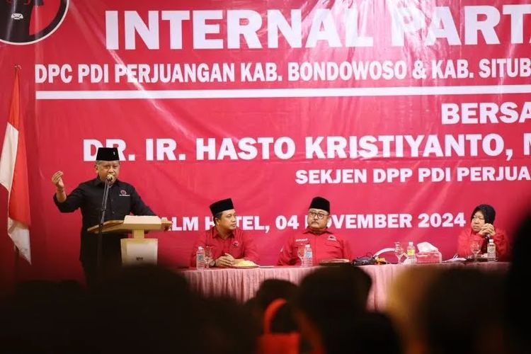 Foto: Sekjen PDIP Hasto Kristianto saat berada di Safari Politik dan Konsolidasi Pilkada 2024 di Kabupaten Bondowoso Jawa Timur pada Senin (4/11/2024).