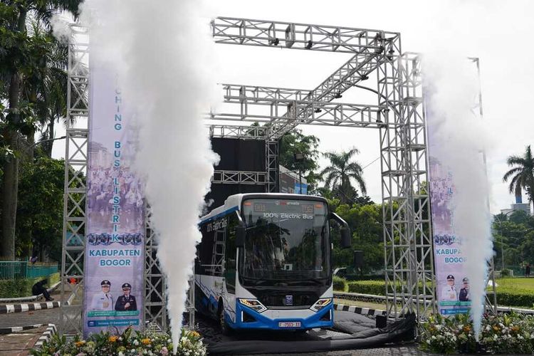 Pemerintah Kabupaten Bogor, Jawa Barat, meluncur dua bus listrik di Jalan Tegar Beriman, Cibinong, Kabupaten Bogor, Selasa (17/12/2024).