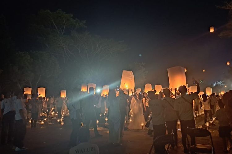 Penerbangan lampion pada puncak perayaan Tri Suci Waisak 2567 BE - 2023 di Candi Borobudur, Minggu (4/6/2023). 