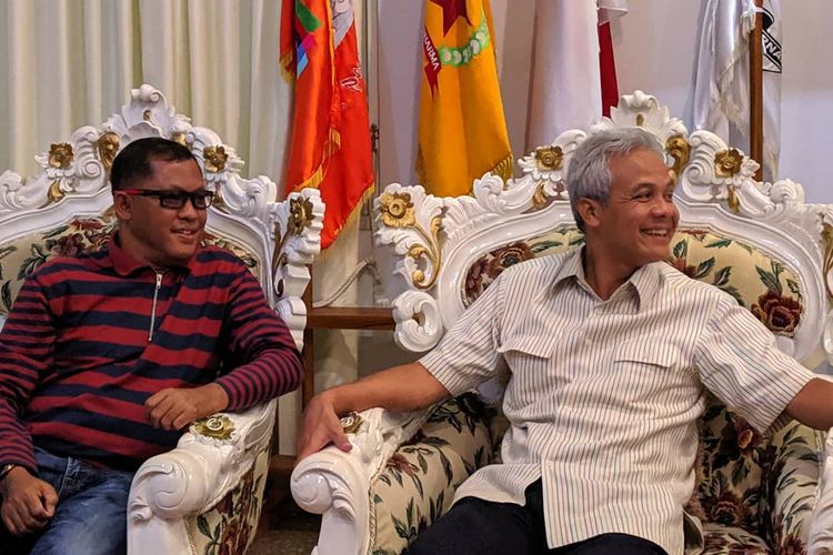 Gubernur Jawa Tengah Ganjar Pranowo sedang berkunjung ke Istana Parnaraya di Kabupaten Wonogiri pada Februari 2020.