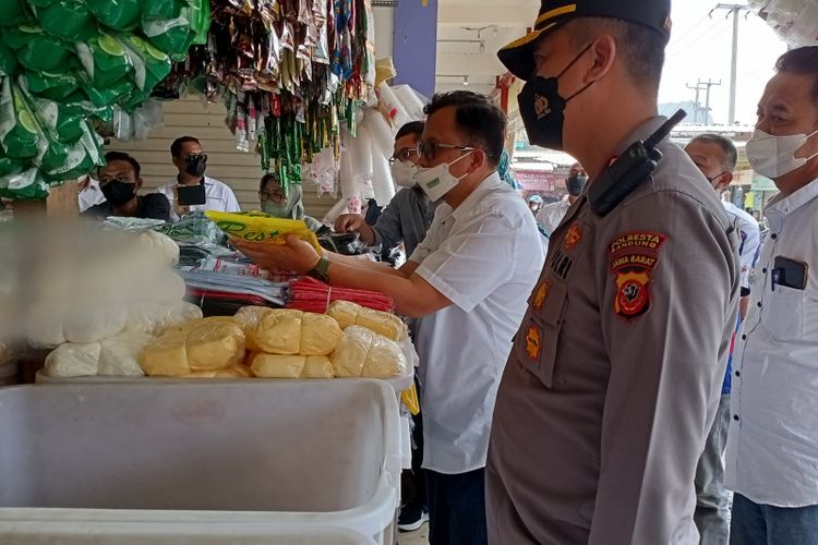 Jajaran Polresta Bandung bersama Dinas Dagin Kabupaten Bandung sidak ketersediaan minyak goreng di Pasar Soreang Kabupaten Bandung, Rabu (16/3/2022)