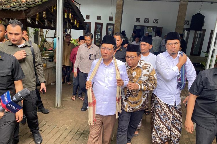Menkopolhukam Mahfud MD saat berkunjung ke Ponpes Malnu di Kabupaten Pandeglang, Banten, Jumat (1/12/2023).