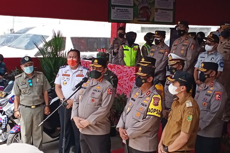 Waka Polri Komjen Pol Gatot Eddy Pramono mengunjungi Pos Terpadu Cileunyi, Kabupaten Bandung, Jawa Barat, pada Senin (25/4/2022) Ia meminta seluruh jajarannya humanis dalam melayani pemudik