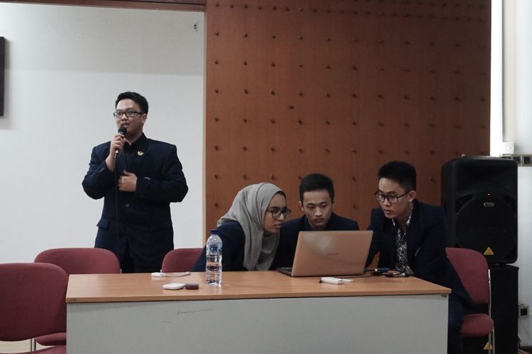 Tim Nike, terdiri dari empat mahasiswa Universitas Multimedia Nusantara (UMN) Albert Wijaya, Azura Sakan Taufik, Chandra, dan Steven Wijaya menjadi salah satu juara Lomba Data Analisis IFest (Informatics Festival) 2019.